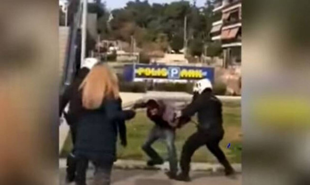 Νέα Σμύρνη: «Με χτύπησαν με μεταλλικό γκλοπ στο κεφάλι» - Σοκάρει ο 29χρονος, θύμα των αστυνομικών