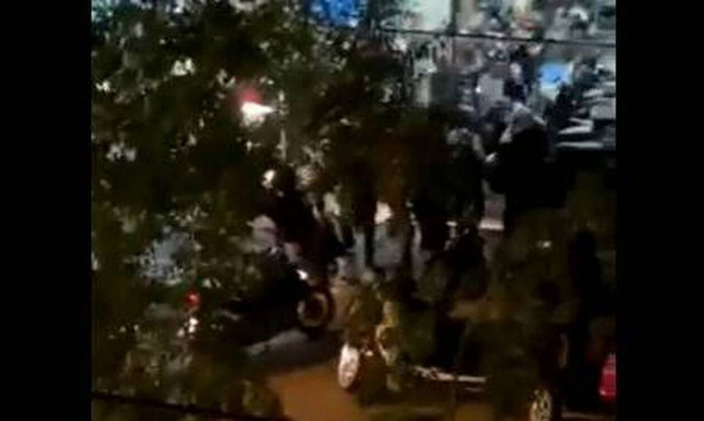 Νέα Σμύρνη - Συγκλονιστικό βίντεο: Άγριος ξυλοδαρμός νεαρού από αστυνομικούς σε μαγαζί