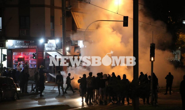 Νέα Σμύρνη: Νέος γύρος επεισοδίων στην πλατεία - Μολότοφ και χημικά σε κεντρικούς δρόμους