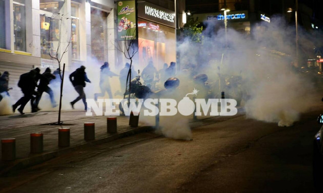 LIVE BLOG -Νέα Σμύρνη: Σοβαρά επεισόδια σε πορεία κατά της αστυνομικής βίας- Τραυματίες αστυνομικοί 