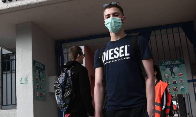 Κορονοϊός - Μυτιλήνη: Οι μαθητές ράβουν μόνοι τους τις μάσκες προστασίας 