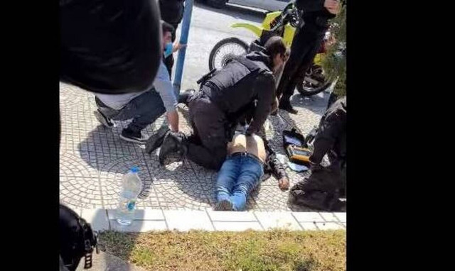 Ήρωες αστυνομικοί σώζουν τη ζωή συμπολίτη μας που έπεσε λιπόθυμος στο δρόμο – Συγκλονιστικό βίντεο