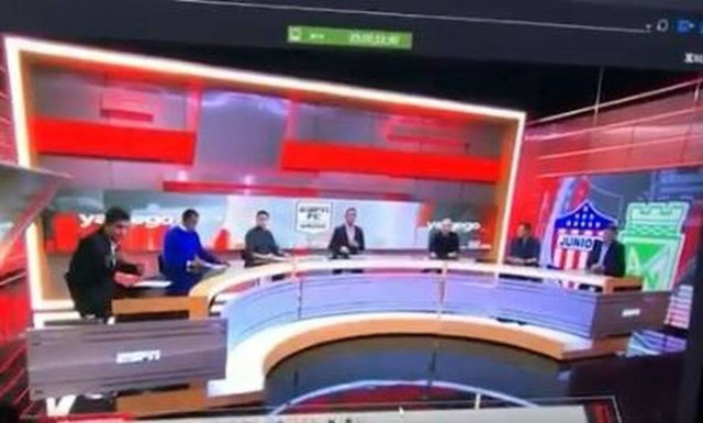 Κολομβία: Απίστευτο συμβάν στον «αέρα» εκπομπής - Δημοσιογράφος καταπλακώθηκε από οθόνη