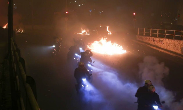 Επεισόδια στη Νέα Σμύρνη: 10 τραυματίες αστυνομικοί, ζημίες σε 10 οχήματα και 16 συλλήψεις