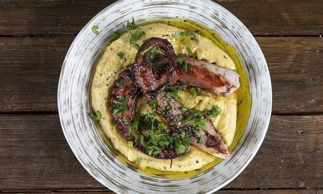 Συνταγή για πεντανόστιμο χταπόδι ψητό από τον Άκη Πετρετζίκη