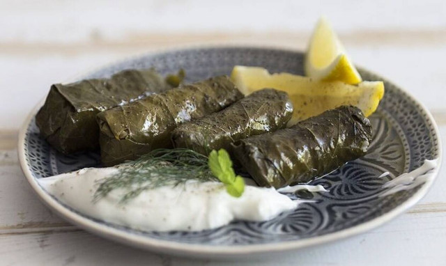 Λαχταριστά ντολμαδάκια γιαλαντζί από τον Άκη Πετρετζίκη