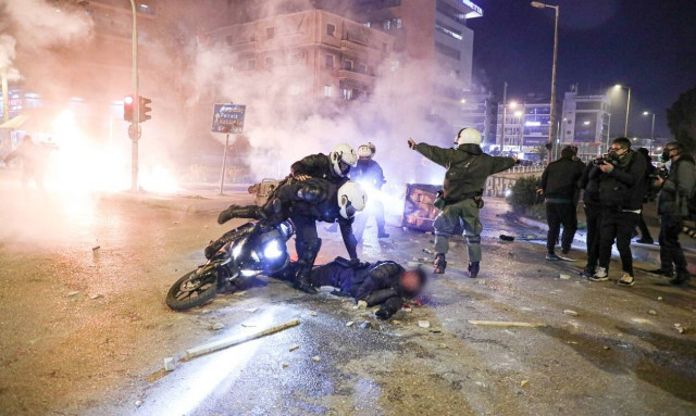 Νέα Σμύρνη: Δύο νέες συλλήψεις για τον ξυλοδαρμό του αστυνομικού - Αναζητούνται άλλοι δύο ύποπτοι