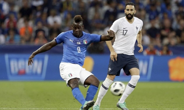 Μάριο Μπαλοτέλι: Δεν θα μεγαλώσει ποτέ! - Η απίστευτη φάρσα με τα αυτοκόλλητα (photo)