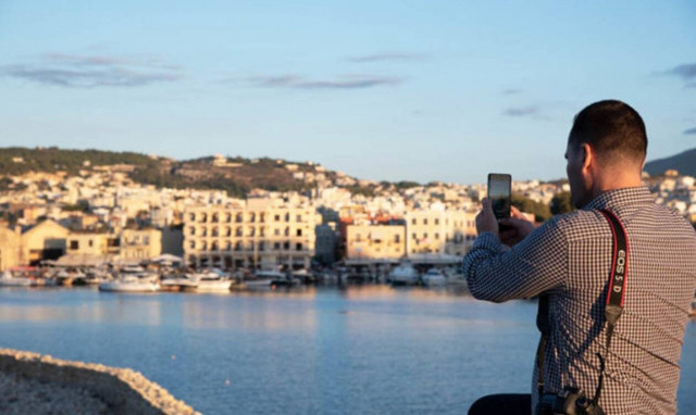 Τι κάνει τόσο καλά αυτός ο Κρητικός και έχει 600.000 θαυμαστές;