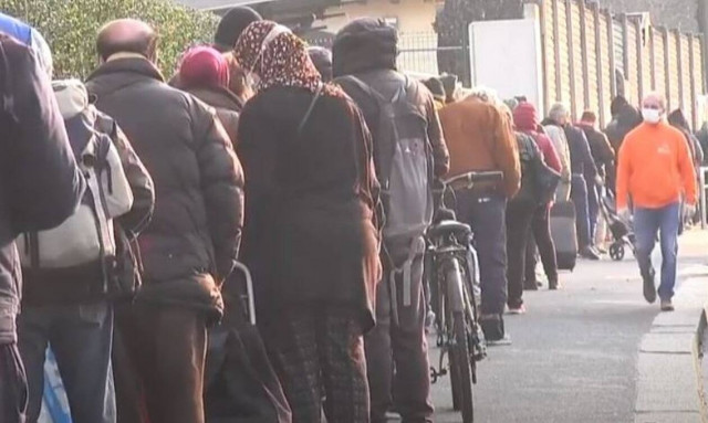 Απίστευτες εικόνες στον πλούσιο ιταλικό Βορρά - Ουρές για ένα πιάτο φαγητό λόγω πανδημίας