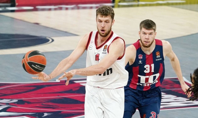 Ολυμπιακός: Ο Σάσα Βεζένκοφ στηρίζει... Λίτσα Πατέρα!