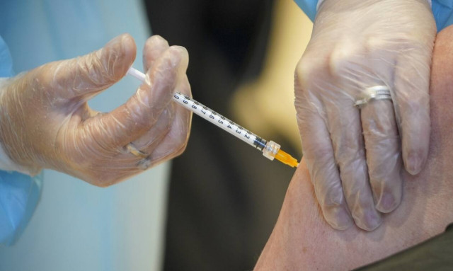 ΕΜΑ: Προσοχή στο εμβόλιο της AstraZeneca - Σοβαρές αλλεργίες πέραν των πιθανών παρενεργειών