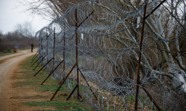 Ανάβει και πάλι η «φωτιά» στον Έβρο: Φωτογραφίες-ντοκουμέντο με Τούρκους να διευκολύνουν μετανάστες