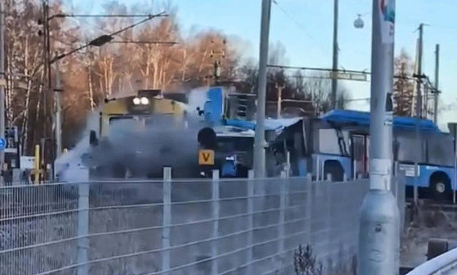 Σοκαριστική σύγκρουση τρένου με αστικό λεωφορείο