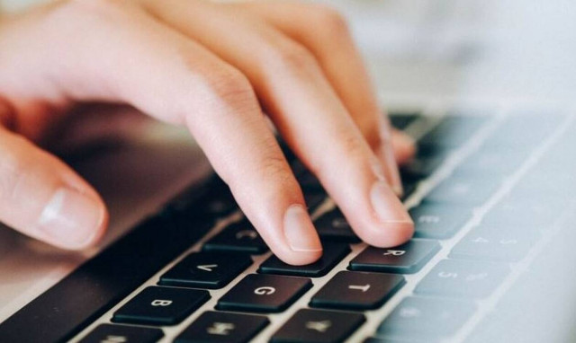 Σκάνδαλο! Τα λεφτά από το ταμείο της εκκλησίας πήγαιναν... σε sites με ροζ περιεχόμενο