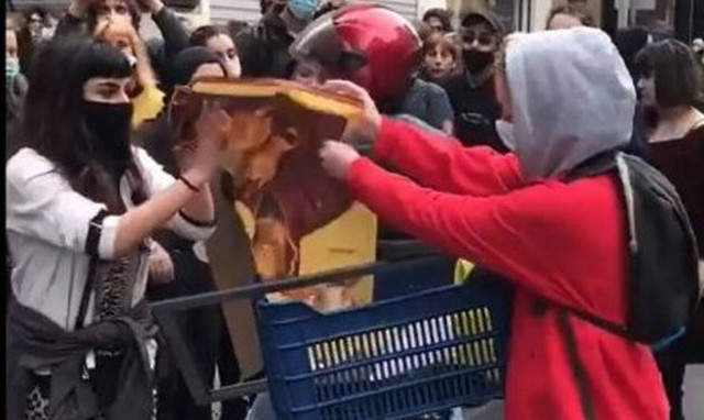 Αυτή που έσκισε την εικόνα της Παναγίας, τι ακριβώς διδάσκει στα παιδιά μας;