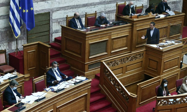 Μητσοτάκης – Τσίπρας: Άγρια κόντρα στη Βουλή για αστυνομική βία, τρομοκρατία και πανδημία