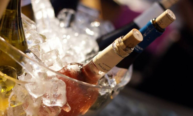 Θεσσαλονίκη: Χειροπέδες και πρόστιμα για κορονοπάρτι σε νοικιασμένη βίλα