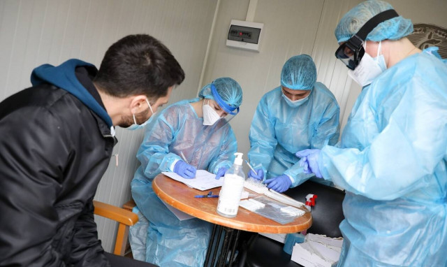 Κρούσματα σήμερα: Αγωνία για τις σημερινές ανακοινώσεις του ΕΟΔΥ - Αυξημένο το ιικό φορτίο στη χώρα