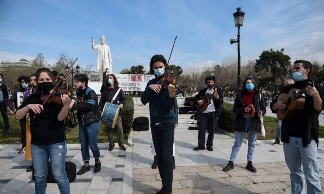 Μεγάλη πορεία καλλιτεχνών στο κέντρο της Αθήνας 