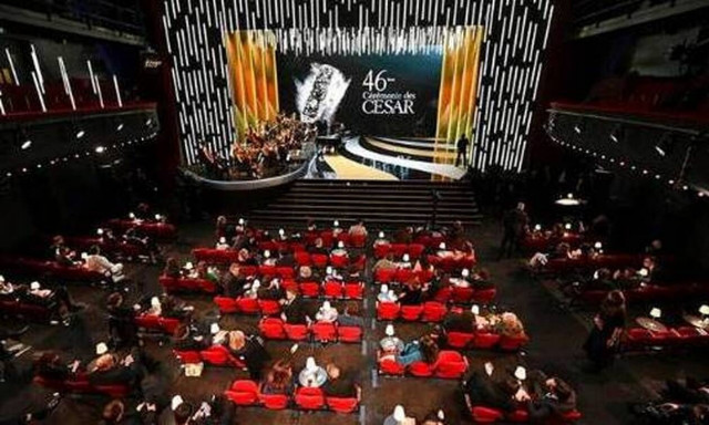  Σάλος στα βραβεία Σεζάρ: Γυμνή ηθοποιός με μήνυμα γραμμένο στο στήθος για τον Γάλλο πρωθυπουργό