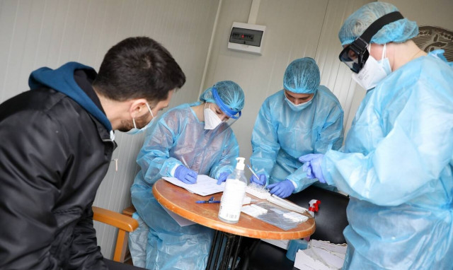 Κορονοϊός: «Βόμβα» ειδικών για πάνω από 3.000 κρούσματα – Πότε περιμένουμε αποκλιμάκωση 