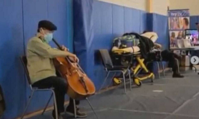 ΗΠΑ: Μουσικός εμβολιάστηκε και έδωσε μια μίνι συναυλία για να ευχαριστήσει το υγειονομικό προσωπικό