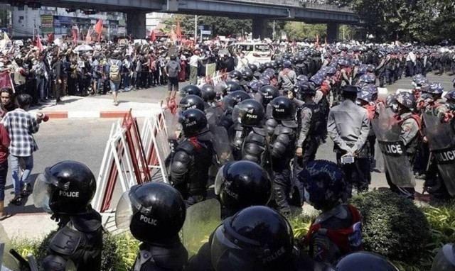 Χάος στη Μιανμάρ: Ένας αστυνομικός και 14 διαδηλωτές νεκροί σε συγκρούσεις