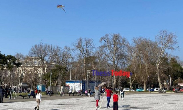 Θεσσαλονίκη: Δεκάδες πολίτες βγήκαν στη Νέα Παραλία και πέταξαν χαρταετό