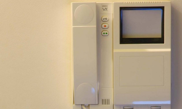 Απίστευτο: «Τσάκωσε» τον σύντροφό της να την απατάει μέσα από το θυροτηλέφωνο (video)