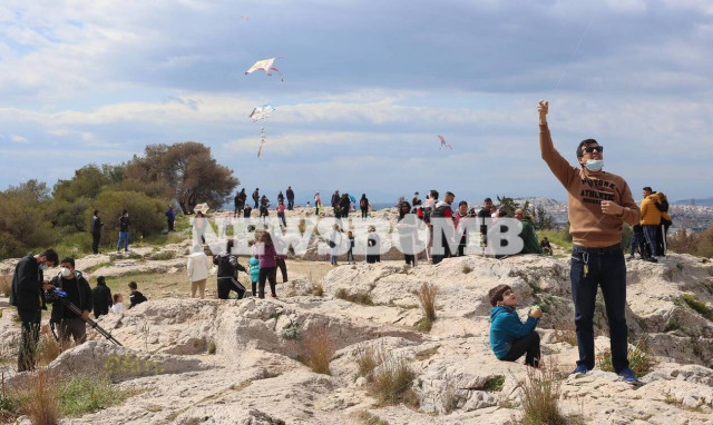Ρεπορτάζ Newsbomb.gr: Με αποστάσεις και «κωδικό» 6 πετούν χαρταετό οι Αθηναίοι (pics)
