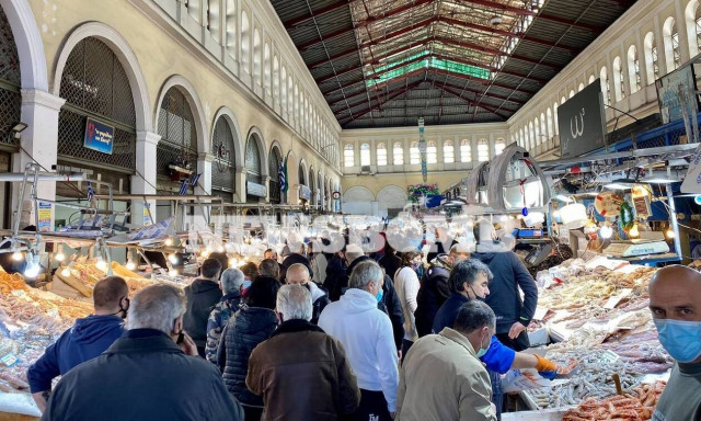 Ρεπορτάζ Newsbomb.gr: Τρέχουν για τα τελευταία ψώνια στη Βαρβάκειο οι Αθηναίοι