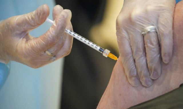 Εμβόλιο AstraZeneca: «Ιδιαίτερα ασυνήθιστα» συμπτώματα εμφάνισε ασθενής που πέθανε από θρόμβωση