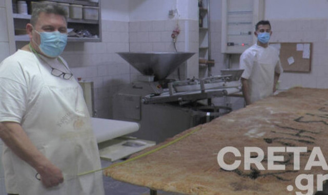 Χανιά: Κρητικός αρτοποιός έφτιαξε λαγάνα – γίγας! (εντυπωσιακές εικόνες)