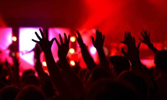 Κορονοϊός: Οργή για τα πάρτι - «Οι διοργανωτές να πάρουν να μάθουν τι γίνεται στα νοσοκομεία»