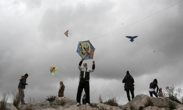 Καιρός Καθαρά Δευτέρα: Με καταιγίδες και πολλά μποφόρ το πέταγμα του χαρταετού - Πού θα χιονίσει
