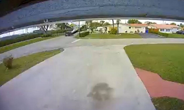 Απίστευτη τραγωδία: Αεροπλάνο έπεσε πάνω σε αμάξι - 3 νεκροί