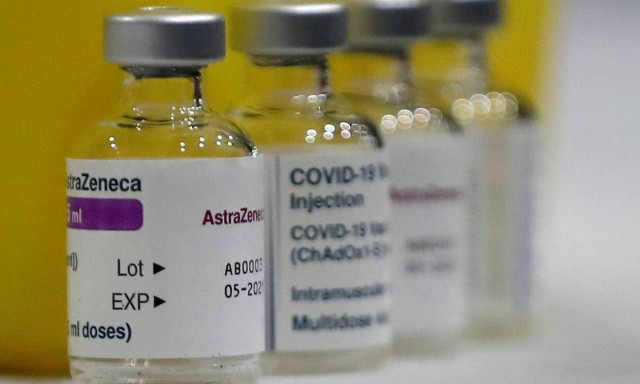 Εμβόλιο AstraZeneca: Τι λένε οι ειδικοί για την απόφαση της Ελλάδας να συνεχιστούν οι εμβολιασμοί