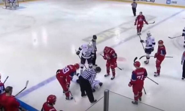 Θάνατος στον πάγο: Τον χτύπησε το πακ στο κεφάλι – Ήταν μόλις 19 ετών (video)