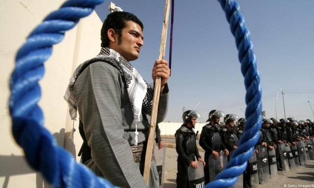 Φρίκη στο Ιράν: Κρέμασαν 4 άνδρες που βίασαν γυναίκα μπροστά στο σύζυγό της