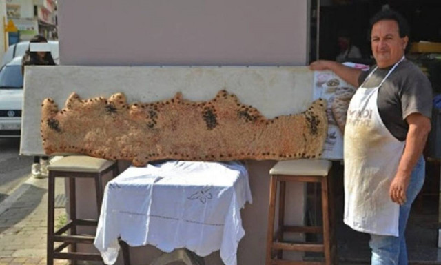 Φούρναρης φτιάχνει λαγάνα και παραμιλάει όλη η Ελλάδα! (pic)