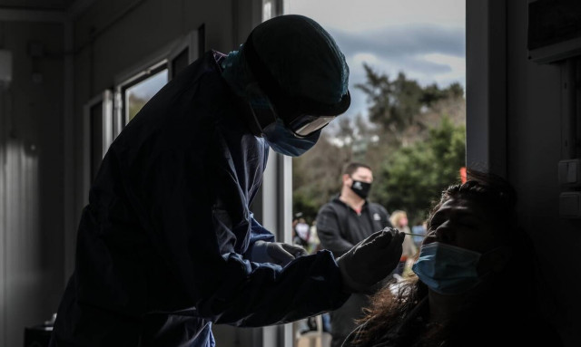 Τεστ για κορονοϊό: Γιατί είναι πιο πιθανό να βγείτε θετικός μετά το μεσημέρι