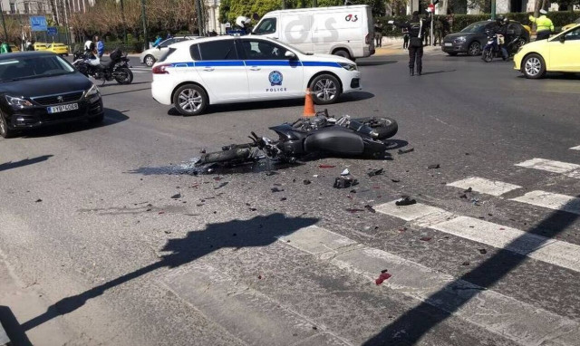 Τροχαίο στη Βουλή: Καταθέτει ο αυτόπτης μάρτυρας, οδηγός ταξί – Τα βίντεο «δείχνουν» τον υπαίτιο