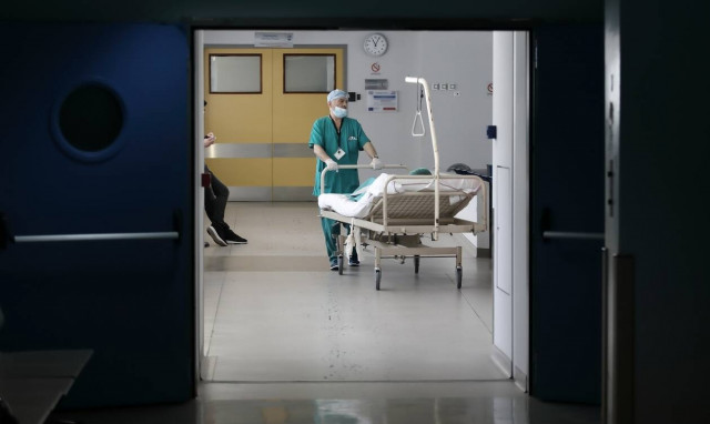 Κρούσματα σήμερα: «Καίγονται» τα νοσοκομεία! Τέλος οι ΜΕΘ - Διασωληνώνουν στους διαδρόμους