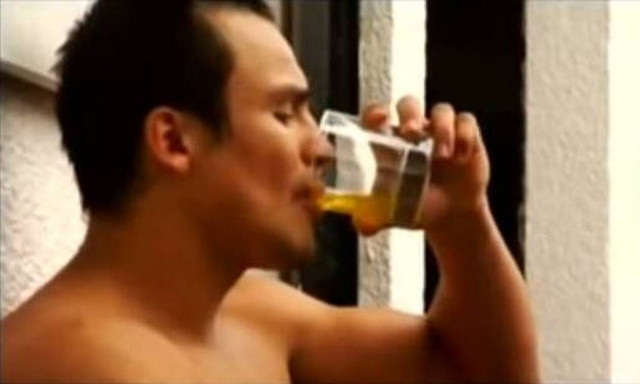 Αδιανόητο! Μποξέρ έπινε τα ούρα του πριν τα ματς - «Μου έδωσε καλά αποτελέσματα» (video)