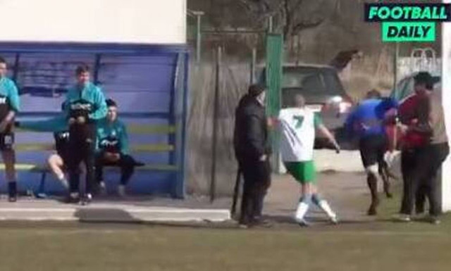 Έφυγε από το γήπεδο! - Εξαγριωμένοι παίκτες πήραν στο κυνήγι διαιτητή (video)