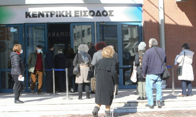 Μέλος της επιτροπής εμβολιασμών στο Newsbomb.gr: Έτσι αποφασίσαμε για το εμβόλιο της AstraZeneca
