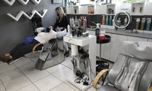 Πότε ανοίγουν τα κομμωτήρια - Οι σκέψεις και τα σενάρια