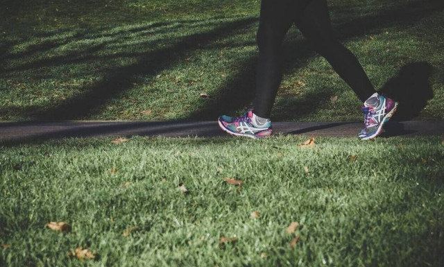 Κορονοϊός: Περπατάτε αργά; Διπλάσιος ο κίνδυνος να κολλήσετε τον ιό