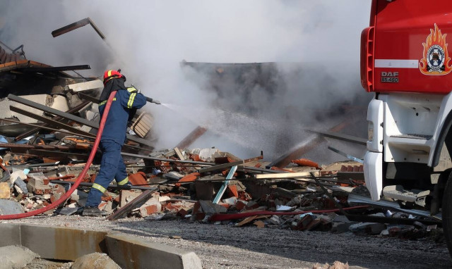 Θεσσαλονίκη: Μεγάλη φωτιά σε επιχείρηση ξυλείας στην Θέρμη